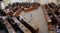 Rapat dihadiri oleh Menteri Hukum Supratman Andi Agtas, Wakil Menteri Pertahanan Marsekal Madya TNI (Purn) Donny Ermawan Taufanto, perwakilan Kementerian Sekretariat Negara hingga Kementerian Keuangan.  