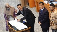 Komisi I DPR RI bersama pemerintah menyepakati Rancangan Undang-Undang (RUU) Nomor 34 Tahun 2004 tentang TNI dibawa ke tingkat II atau paripurna untuk disahkan menjadi undang-undang.  