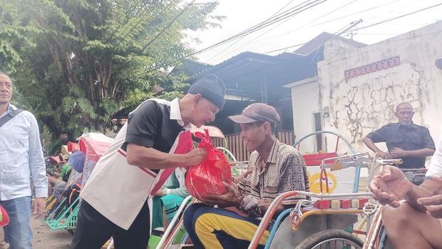 Said Abdullah berbagi ke tukang becak