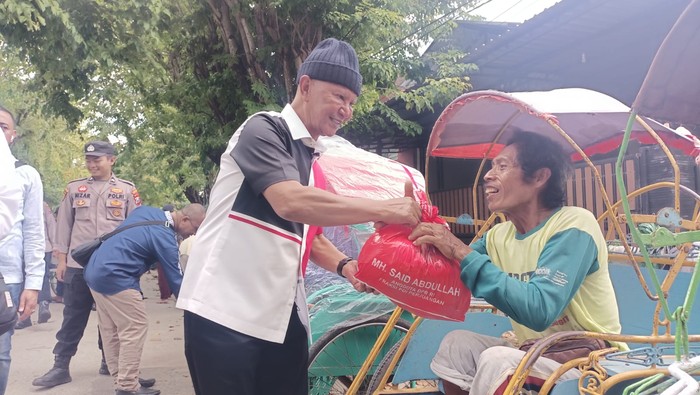 Said Abdullah berbagi ke tukang becak
