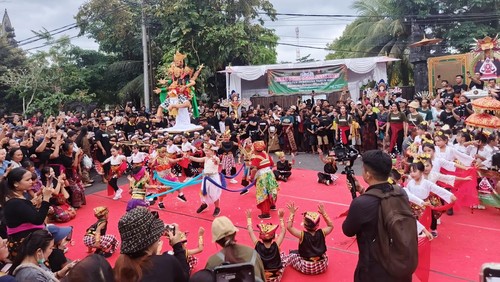 Salah satu peserta Pawai Ogoh-Ogoh Anak Usia Dini (PAUD) yang dilaksanakan di Jalan Surapati Civic Centre, Kantor Bupati Jembrana, Selasa (18/3/2025). (I Putu Adi Budiastrawan/detikBali)