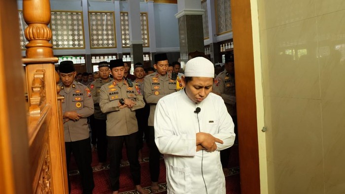 Salat gaib di Polres Bojonegoro untuk tiga personel anggota polisi di Lampung yang gugur ditembak oknum TNI saat menggerebek judi sabung ayam