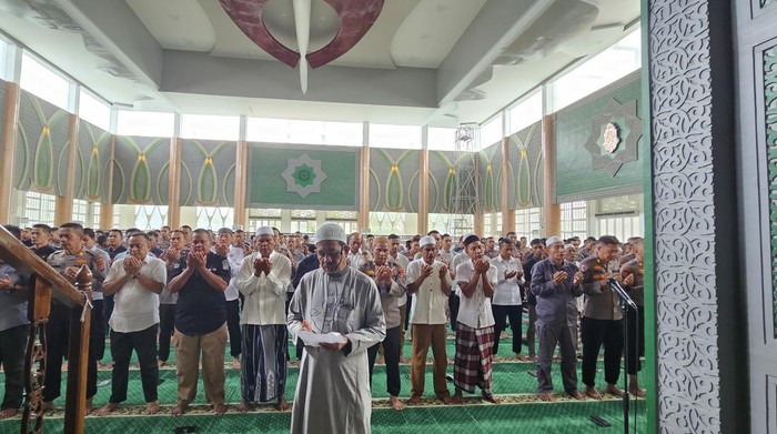 Salat gaib untuk personel polisi yang tewas ditembak di Way Kanan, Lampung. (Dok Polda Aceh)