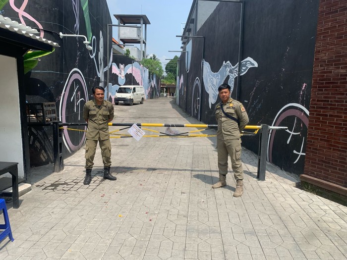 Satpol PP berjaga di PARQ Ubud, Gianyar, Bali, Selasa (18/3/2025).