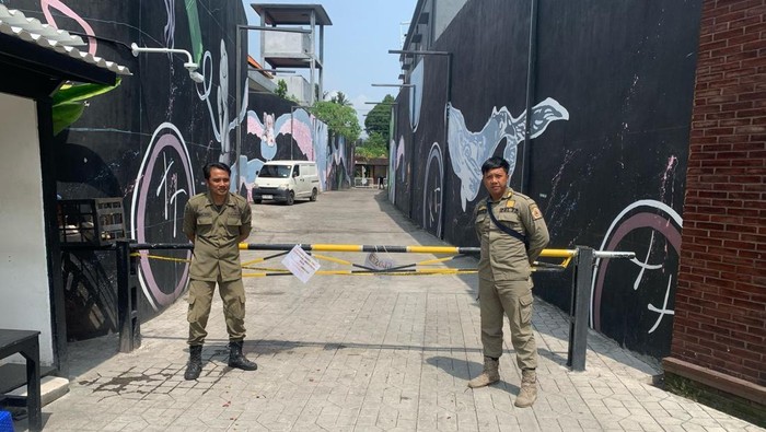 Satpol PP berjaga di PARQ Ubud, Gianyar, Bali, Selasa (18/3/2025).