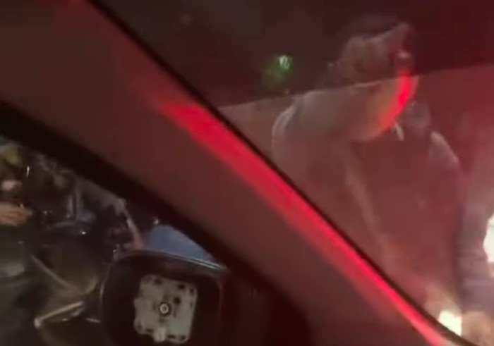 Sebuah video yang memperlihatkan aksi dua orang pria mengamuk memukul dan menendang mobil saat macet di Jakbar viral di medsos. Begini fakta peristiwa itu. (dok Istimewa)