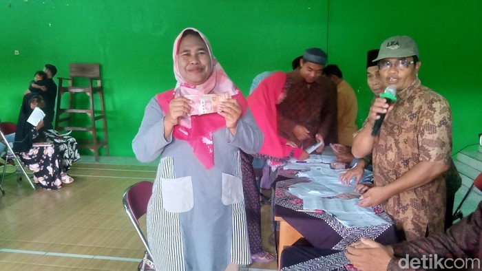 Senangnya warga dapat THR dari Pemerintah Desa Wunut, Klaten, Selasa (18/3/2025).