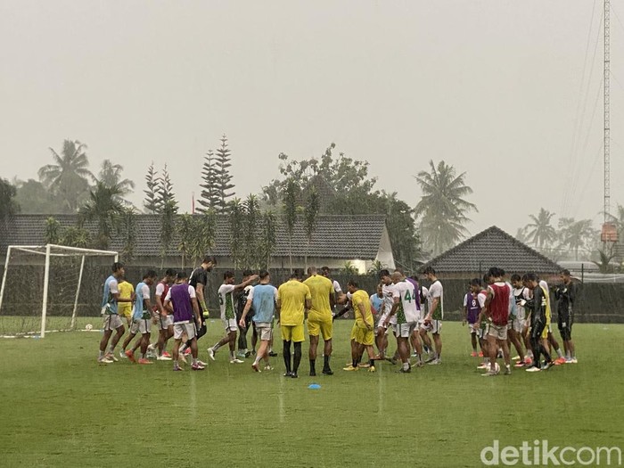 Sesi latihan PSS Sleman tanpa Coach Pieter Huistra di Lapangan Pakembinangun, Sleman, Selasa (18/3/2025).