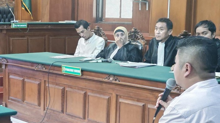 Sopian (kiri), ojo di Surabaya terdakwa pencucian uang