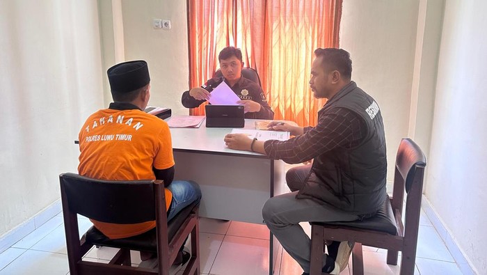 Sopir travel bernama Andi Gugun alias Akmal (23), yang memperkosa dan membunuh penumpangnya diserahkan ke Kejari Luwu Timur.
