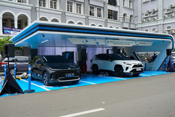 Spot parkir dan chaging spot gratis untuk mobil Toyota
