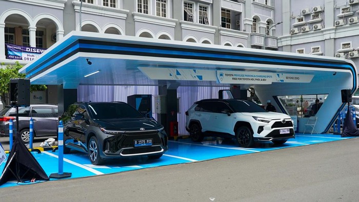Spot parkir dan chaging spot gratis untuk mobil Toyota