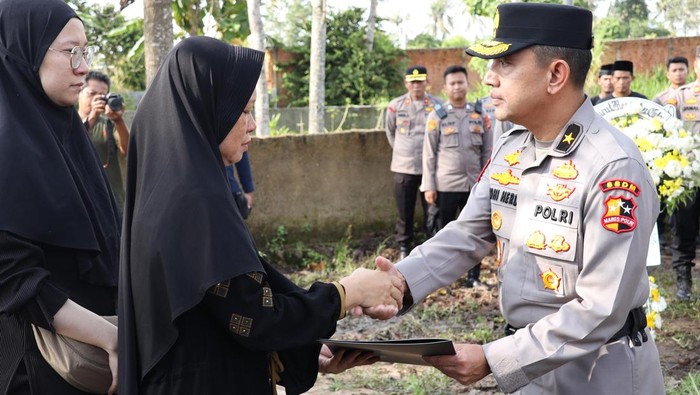 Staf Sumber Daya Manusia (SSDM) Polri memberi kenaikan pangkat luar biasa (KPLB) anumerta kepada tiga polisi yang gugur saat menggerebek sabung ayam di Way Kanan, Lampung (dok. istimewa)