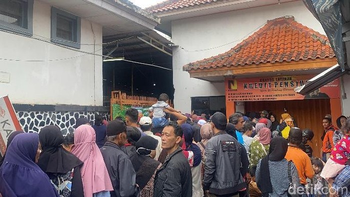 Suasana antrean operasi pasar sembako bersubsidi di Sukabumi