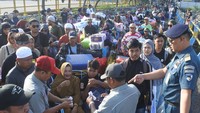 Sejumlah calon penumpang antre di loket saat mudik menggunakan kapal cepat Ekspress Bahari 8B di Pelabuhan Jangkar, Situbondo, Jawa Timur, Selasa (18/3/2025).   