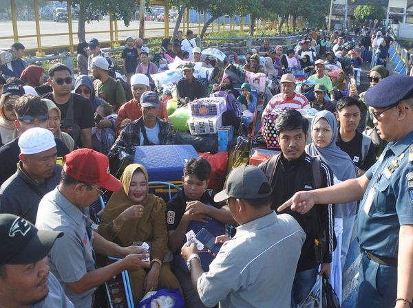 Suasana Arus Mudik di Pelabuhan Jangkar Situbondo