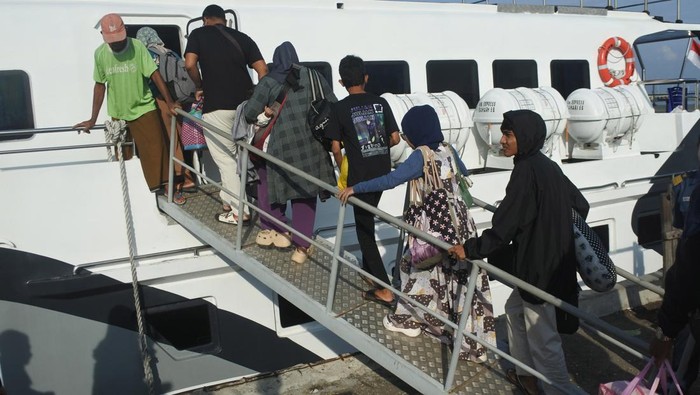 Sejumlah calon penumpang antre di loket saat mudik menggunakan kapal cepat Ekspress Bahari 8B di Pelabuhan Jangkar, Situbondo, Jawa Timur, Selasa (18/3/2025). Kementerian Perhubungan menyiapkan kapal cepat Ekspress Bahari 8B untuk memberikan pelayanan penyeberangan bagi warga Pulau Raas, Pulau Sapudi, Sumenep, Madura, yang mudik Lebaran 2025. ANTARA FOTO/Seno/Spt.