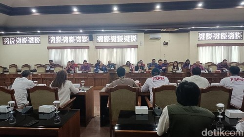 Suasana audiensi mantan karyawan PT APS dengan Komisi IV DPRD Bali, Selasa (18/3/2025). (Foto: Rizki Setyo/detikBali)