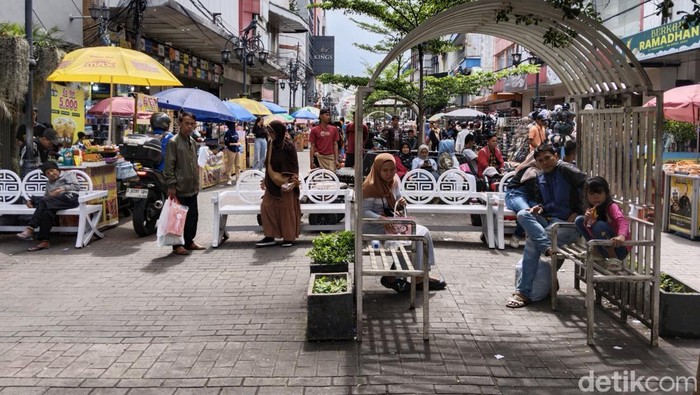 Suasana Jalan Daem Kaum, Kota Bandung menjelang lebaran.