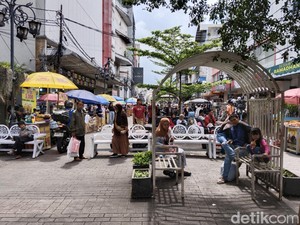 Mereka yang Berburu Baju Lebaran Lebih Awal di Bandung