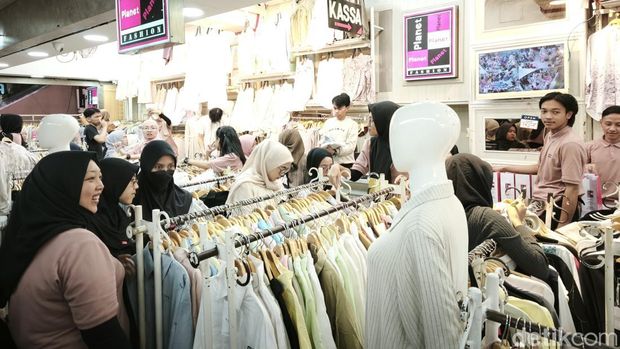 Suasana Pasar Baru menjelang Lebaran 2025.