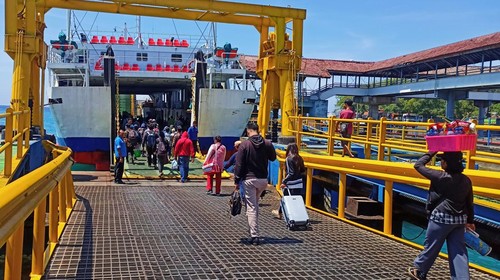 Suasana penyeberangan di Pelabuhan Padangbai, Karangasem, Bali, Selasa (18/3/2025). (I Wayan Selamat Juniasa/detikBali)