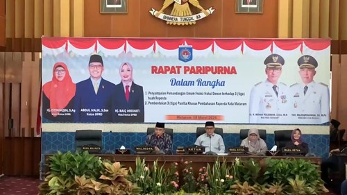 Suasana rapat paripurna mengenai usulan tiga raperda di Kantor DPRD Mataram, Selasa (18/3/2025). (Nathea Citra/detikBali)