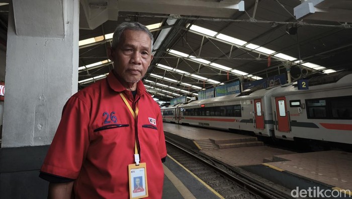 Supardi, porter di Stasiun Bandung.