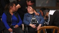 Keluarga korban yang masih hilang telah mengantre di luar rumah sakit untuk memberikan sampel DNA guna membantu identifikasi. (AP Photo/Armin Durgut)