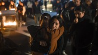 Mereka juga menuntut tanggung jawab pemerintah serta pemilik kelab malam tersebut karena ada indikasi penyuapan dan korupsi. (AP Photo/Armin Durgut)