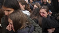 Tangis orang-orang pecah saat mengetahui keluarga mereka menjadi korban dari kebakaran hebat ini. (AP Photo/Armin Durgut)