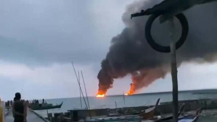 Tangkapan layar kapal pengangkut BBM terbakar di perairan Subi, Natuna, Kepri.(Dok. Istimewa)