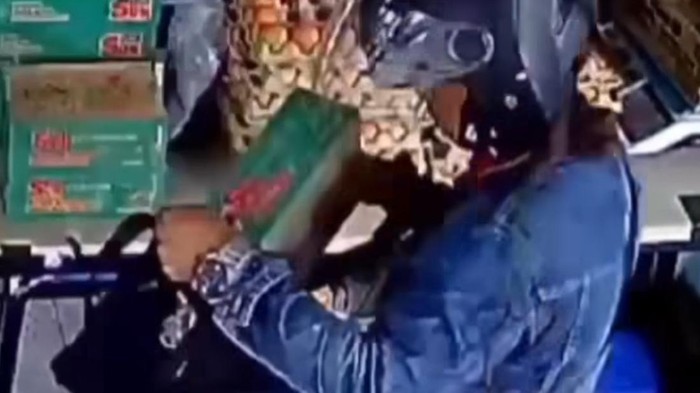 Tangkapan layar rekaman CCTV viral maling dua dus santan di Bogor (dok. Istimewa)