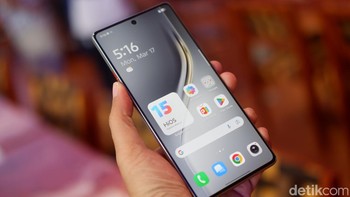 HP ini mengusung layar AMOLED 6,78 inci beresolusi Full HD+ (1080 x 2436 piksel) dengan refresh rate 120Hz, memberikan pengalaman visual yang halus dan responsif, baik untuk gaming maupun scrolling media sosial. Layar ini juga dilengkapi fitur pemindai sidik jari di bawah layar (in-display fingerprint). Foto: Adi Fida Rahman/detikINET