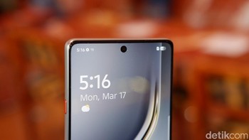 Di bagian depan, terdapat kamera selfie 32MP yang mendukung perekaman video hingga resolusi 2K@30fps, cocok untuk vlogging atau panggilan video berkualitas tinggi. Foto: Adi Fida Rahman/detikINET