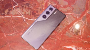 Smartphone ini menjalankan sistem operasi Android 15 dengan antarmuka HIOS 15, yang dilengkapi fitur Tecno AI seperti AI Imaging Creation dan Universal Tone untuk hasil foto portrait lebih natural. Foto: Adi Fida Rahman/detikINET