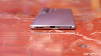 Ponsel ini tersedia dalam dua varian memori: 8GB RAM + 128GB penyimpanan internal dan 8GB RAM + 256GB penyimpanan internal. Sayangnya, tidak ada slot microSD untuk ekspansi memori. Foto: Adi Fida Rahman/detikINET