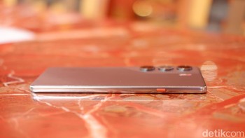 Daya tahan Tecno Camon 40 didukung baterai berkapasitas 5.200mAh dengan teknologi pengisian cepat 45W Super Charge, memungkinkan pengguna mengisi daya hingga 50% dalam waktu singkat. Foto: Adi Fida Rahman/detikINET