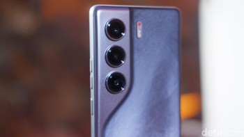 Untuk fotografi, Tecno Camon 40 mengandalkan kamera utama 50MP sensor Sony LYT700C dengan Optical Image Stabilization (OIS), yang mampu menghasilkan foto tajam dan stabil, bahkan dalam kondisi minim cahaya. Kamera ini ditemani lensa ultrawide 8MP untuk tangkapan sudut lebar. / Foto: Adi Fida Rahman/detikINET