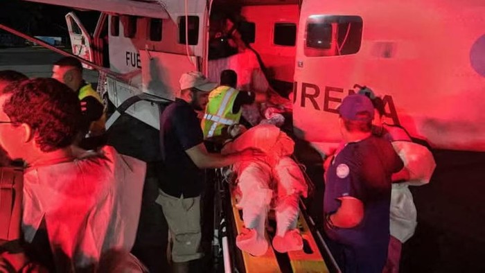 Rescue teams work on rescuing victims of a plane crash near the International Airport of Roatan, in Roatan Island in this pictured obtained in March 17, 2025. Armed Forces of Honduras/Handout via REUTERS Purchase Licensing Rights
