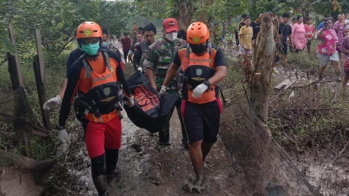 Tim SAR gabungan evakuasi jenazah Rizky