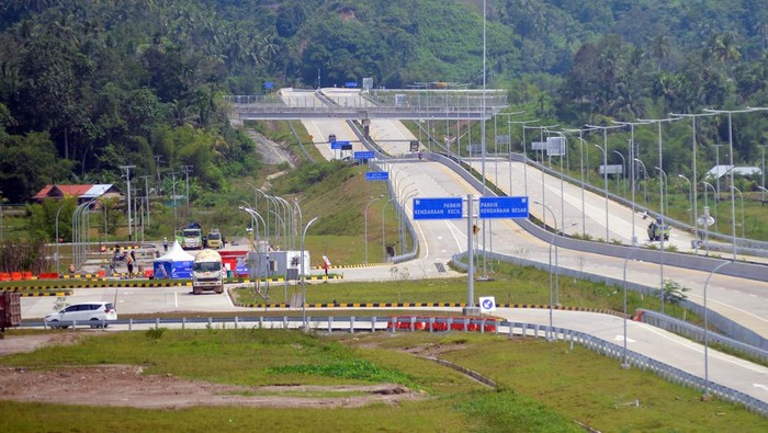 Tol Padang-Sicincin Bakal Dibuka Gratis Selama Mudik Lebaran Kendaraan melintas di kilometer 23 Tol Padang - Sicincin di Parit Malintang, Padang Pariaman, Sumatera Barat, Selasa (18/3/2025). Ruas jalan tol Padang-Sicincin sepanjang 35,9 kilometer itu akan kembali beroperasi fungsional selama musim mudik Lebaran 2025 dan dibuka gratis mulai 24 Maret - 10 April 2025. ANTARA FOTO/Iggoy el Fitra/Spt.