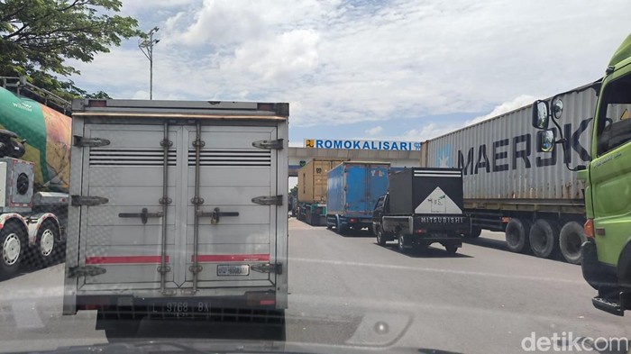 Tol Romokalisari macet tak bergerak