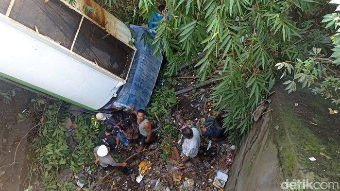 Truk tangki kecelakaan di Ngawi
