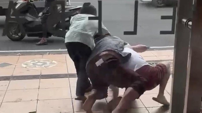 Viral juru parkir pukuli pemilik toko di Surabaya