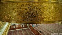Warna keemasan yang dominan ini membuatnya semakin mewah.