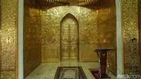 Nama Nur Setiasih ini diambil dari nama ibunda pemilik masjid Heru Baruwi.