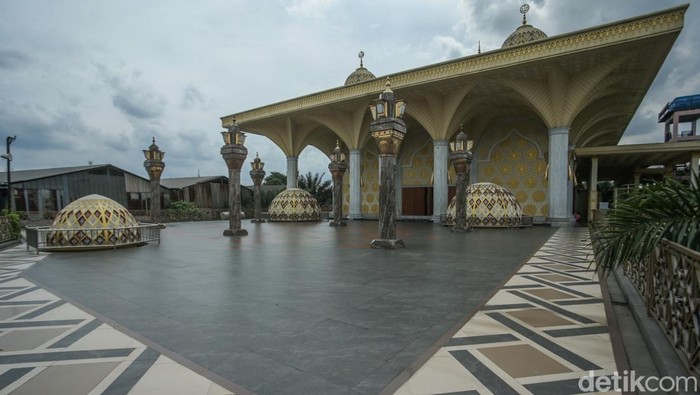 Wah.. Ada Masjid Mewah di SPBU Kalimalang Bekasi Di samping SPBU Pertamina 34-17541 terdapat masjid mewah dan megah. Masjid tersebut bernama Masjid Nur Setiasih.