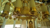 Berada di atas tanah seluas 40.000 meter persegi, masjid ini menggunakan ornamen khas Timur Tengah.  