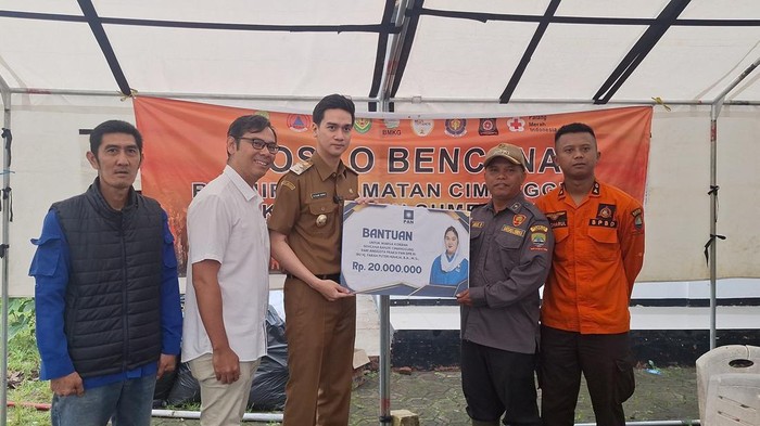 Wakil Bupati Sumedang Fajar Aldila menerima bantuan untuk penanganan banjir Cimanggung